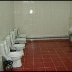 Porque, ¿quién necesita privacidad, no? Al menos cada uno tiene su propio bote de basura. ¿PUERTAS? Nah... pa' qué. (via stuff.gimodata.dk)