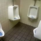 Llevando la incomodidad de los urinales contiguos AL EXTREMO. (via TV Refill)