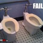 "Hola amigo, ¿me pasarías papel? Está de tu lado". (via epicfail.com)