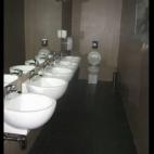 Lavabos por doquier... ¿Tal vez es el baño privado para alguien que AMA lavarse las manos? (via damncoolpictures.com)