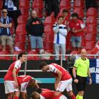 Christian Eriksen, jugador de Dinamarca, se desploma en pleno partido