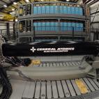 Es el arma más novedosa del USS Zumwalt. En vez de usar cargas explosivas o misiles autopropulsados, aprovecha la energía electromagnética para lanzar los proyectiles a una velocidad superior a los 7.000 Km/h.