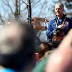 Un hombre escucha el himno de Estados Unidos justo antes de la prueba