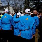 Un grupo de voluntarios observa la carrera