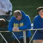 Dos personas inclinan la cabeza en recuerdo de las víctimas de los atentados