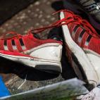 Un par de de zapatos junto a un monumento en recuerdo a las víctimas de los atentados