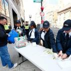 La Policía revisa los bolsos de los asistentes