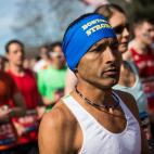 Un corredor, con una cinta que lleva el lema de la ciudad: "Boston Fuerte"