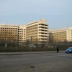 En 1981 comenzó la construcción de este enorme hospital en las afueras de Moscú, que según el plan iba a contar con una enorme policlínica y hasta con un helipuerto. Sin embargo, debido al gran peso de la construcción, el suelo comenzó a ...