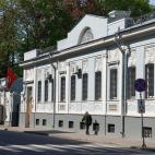 Lavrenti Beria fue el macabro ministro de Asuntos Internos de Stalin. Además de ser el responsable de mandar a millones de personas al gulag, se cuenta que su sadismo no tenía límites y asesinaba a jóvenes chicas, que ocultaba en el sótano ...