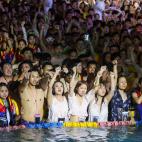 Mojados, juntos y sin mascarilla.