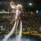 En balsas y a nado para asistir al espect&aacute;culo.