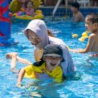 Unos ba&ntilde;istas se divierten en la piscina infantil del parque acu&aacute;tico de Playa Maya.
