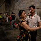 Parejas bailando junto al r&iacute;o Yangtze.