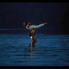 Grey y Swayze ensayan en el lago.