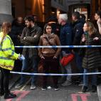 Policía en los alrededores del puente de Londres donde se ha producido el ataque.