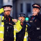 Policía en los alrededores del puente de Londres donde se ha producido el ataque.