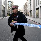 Policía en los alrededores del puente de Londres donde se ha producido el ataque.