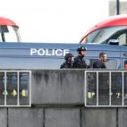 Polic&iacute;a en el puente de Londres tras el ataque.