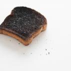 Al carbonizarse, crean carcinógenos, incluyendo las tostadas oscuras y la carne roja bien cocinada. Es mejor comerla término medio, medio cruda o no comerla. La AICR recomendó hace poco no asar carne a la parrilla; mejor sustituir por vegetales.