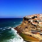 Al norte de Sintra esta Azenhas do Mar, un pequeño pueblo marinero ubicado en un acantilado que cuenta con algunas de las mejores playas de la zona y con piscinas naturales que se llenan con el agua del mar. Lo mejor es subirse al mirador y dis...