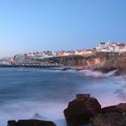 Ericeira es otro pueblo de pescadores ubicado en un acantilado y a unos 50 kilómetros de Lisboa. Es famoso por sus calles empedradas, sus casitas blancas y azules y sus miradores. De hecho, en los últimos años se ha convertido en un reclamo t...