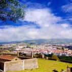 Angra está en las Azores, así que eso ya es un punto a tener en cuenta. Además, su centro fue declarado Patrimonio de la Humanidad y sus casas son de colores pastel, preciosas. Según cuentan quienes la han visitado, resulta imprescindible su...