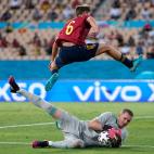 Marcos Llorente, volando sobre el cancerbero sueco, Robin Olsen