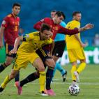Morata, luchando una bola a Albin Ekdal
