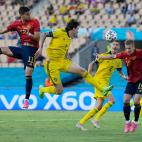 Ferran Torres, trata de batir a Victor Lindelof con el apoyo de Dani Olmo