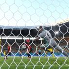 Robin Olsen evita el testarazo de Dani Olmo