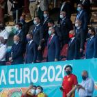 El rey Felipe VI, contemplando el debut de España