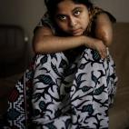 Laboni, de 21 años, trabajaba en el cuarto piso. Tenía su pierna izquierda amputada dentro de los escombros cuando fue rescatada casi 36 horas después del derrumbe.
