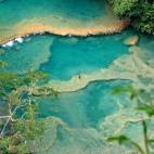 Para disfrutar de uno de los lugares naturales más bonitos del mundo. Las pozas de Semuc Champey son una sucesión de puentes de piedra naturales donde es muy agradable bañarse y pasear. Ver más fotos de Cobán, Guatemala