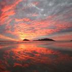 Recorrer este estado mexicano es una autentica maravilla, Puerto Escondido destaca por sus hermosas puestas de sol y los surfistas. Un lugar para disfrutar sin duda de playas paradisiacas y de la refrescante cocina Oaxaqueña. Ver más fotos de...