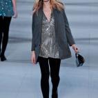 Aprovecha tu blazer XL (sí, esa que llevas lunes sí, lunes también a la oficina) y combínala con el minivestido que elijas. Perfecto para la cena de Navidad con amigas.