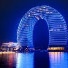 EL HOTEL DONUT Zhejiang, China Basta echar un vistazo a este hotel apodado El Donut —cuyo nombre real es Sheraton Huzhou Hot Spring Resort— para que no resulte sorprendente que su creador, Ma Yansong, haya sido nombrado como una de las pers...