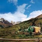 ECOCAMP Parque Nacional Torres del Paine, Chile El diseño del Ecocamp está inspirado en las viviendas de los kawésqar, los marinos nómadas que idearon chozas abovedadas para soportar fuertes vientos. Las 24 cúpulas geodésicas funcionan co...