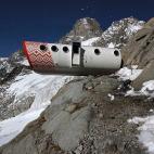 BIVACCO GERVASUTTI Mont Blanc, Italia El hotel Bivacco Gervasutti está ubicado a 2.835 metros sobre el nivel del mar, en pleno Mont Blanc. Esta cápsula está diseñada para evitar la acumulación de nieve, resistir avalanchas, y soportar cond...