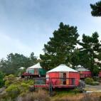 TREEBONES RESORT Big Sur, California (Estados Unidos) Hace una década, una familia decidió abrir un resort inspirado en cómo viven los animales "posados suavemente sobre la tierra". Tras cinco años reuniendo permisos y dos de construcción,...