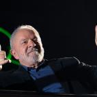 Lula da Silva, anoche en Sao Paulo, festejando la victoria con sus correligionarios del PT.