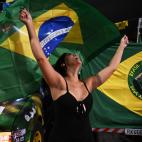 Una partidaria de Bolsonaro, enarbolando la bandera de Brasil.
