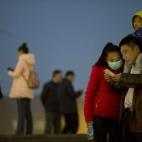 "Hay niebla gris por todas partes. No podemos salir de casa, no podemos hacer nada, sólo podemos quedarnos en casa, estudiar en casa, hacerlo todo en casa", dijo Zhao. Su madre, arquitecta, trabajaba estos días en el apartamento de la familia ...