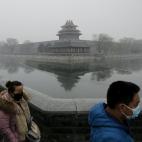 La vendedora de seguros y purificadores de agua Zhang Jingtie dijo que no había tenido más opción que salir a la calle, pese a las restricciones impuestas hasta el jueves, que han hecho que algunos negocios cierren durante la crisis y otros p...