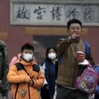 "Me quedo al aire libre la mayor parte del tiempo, así que me preocupa mucho que pueda tener cáncer si sigo viviendo mucho tiempo en esta clase de aire", dijo Zhang, de 25 años. "De modo que de verdad necesitamos hacer algo para proteger el m...