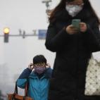 El martes se detectaron 3.690 vehículos que incumplían la norma de que sólo podían circular los autos con matrícula impar y muchos volvieron a desafiar las prohibiciones el miércoles. Algunas escuelas decidieron abrir pese a la orden de la...