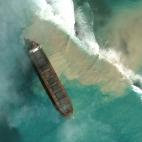 Una enorme mancha de petróleo que amenaza las paradisíacas playas de Mauricio