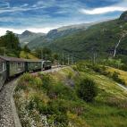 Flam es un pequeño pueblo noruego de poco más de 500 habitantes. En realidad tiene pocos atractivos turísticos salvo uno: el tren de Flam. Este viejo ferrocarril recorre en 45 minutos aproximadamente un paseo que separa Flam de Myrdal. Por el...