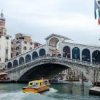 El Vaporetto nº 2 (antigua línea 82) es uno de los mejores barcos-autobús que se pueden elegir para recorrer los famosos canales venecianos. Aunque la góndola puede resultar mucho más atractiva y romántica, lo cierto es que también es muc...