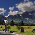 Cuarenta y ocho kilómetros de carretera que atraviesan prados y montañas, llegando a un desnivel de 1.500 metros. La ruta tiene diferentes itinerarios. El primero conduce hasta la cumbre del Edelweißspitze. El otro camino lleva hasta el centr...